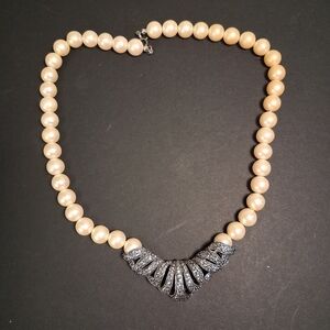 Elegant Faux Pearl and Silver Necklace